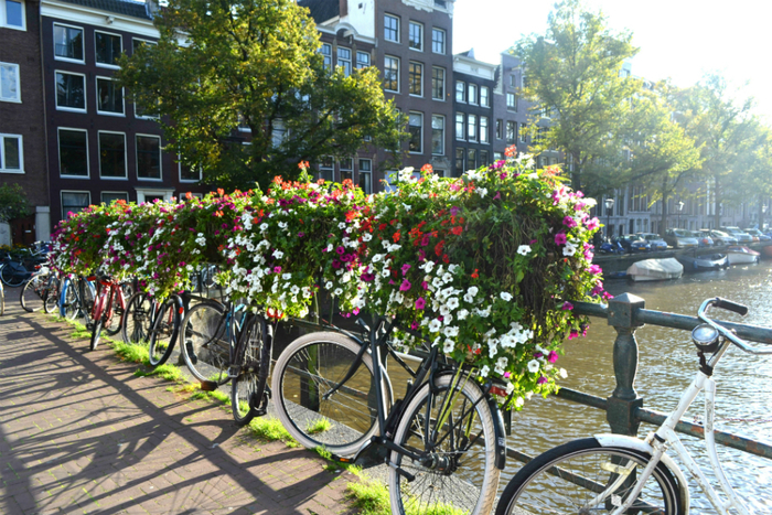 bikes-on-canal-smaller (700x467, 554Kb)