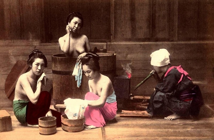 Гейши в традиционной японской бане, около 1880 г (700x460, 330Kb)
