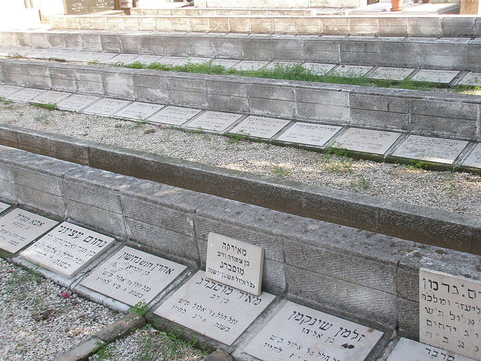 5276096_1024pxmass_grave_of_victims_of_bombing_of_tel_aviv_in_world_war_ii (700x525, 124Kb)