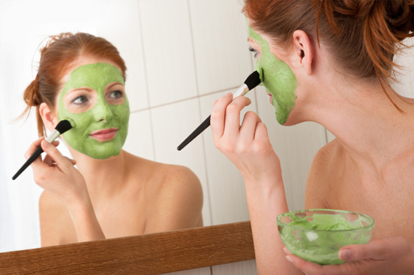 woman-putting-on-green-face-mask-home_afdh51 (600x399, 196Kb)