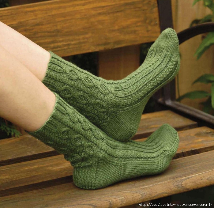 Носочки резинкой. Вязаные носки. Носки связанные резинкой. Зеленые вязаные носки. Узоры для носочков.