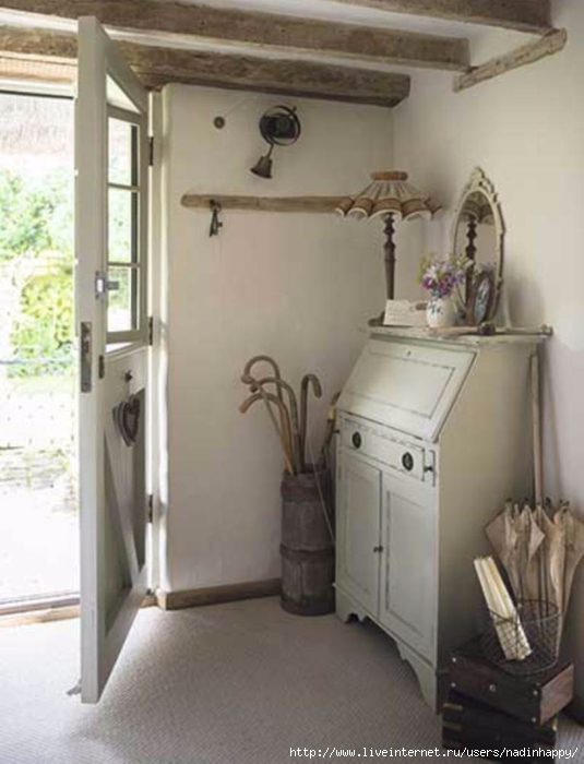 Country-cottage-hallway-with-bureau-and-vintage-accessories (535x700, 195Kb)