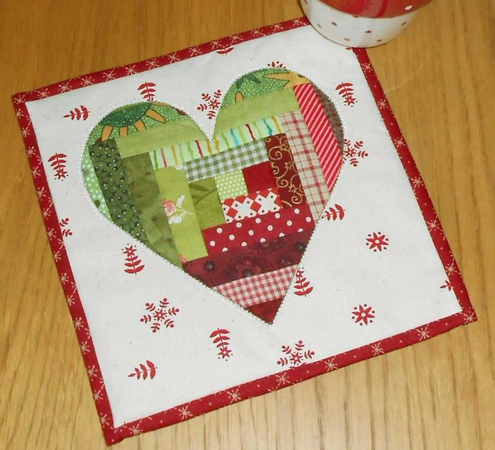 e121fc75d9db36efa1b5d2fb7490dc4c--christmas-mug-rugs-patchwork-heart (700x636, 417Kb)
