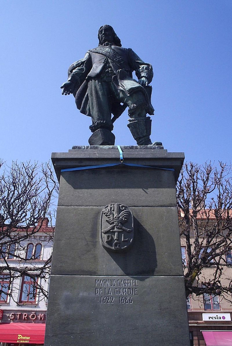 Statyn_av_Magnus_Gabriel_De_la_Gardie_i_Lidköping,_den_9_maj_2006 (469x700, 343Kb)