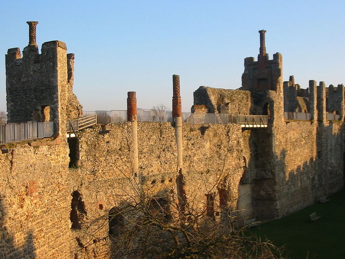 1200px-Framlingham_Castle_walls_and_buildings_2005-02_10 (700x525, 94Kb)