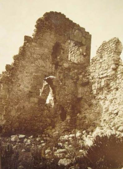 Мангуп- Кале. Колодец пристроенный к стене.1900-1910 гг. (395x541, 127Kb)