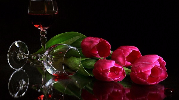 tulips_flowers_lie_glasses_wine_drop_reflection_30067_3840x2160 (600x337, 179Kb)