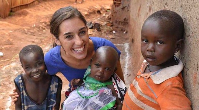 23 летняя девушка удочерила 13 детей из Уганды