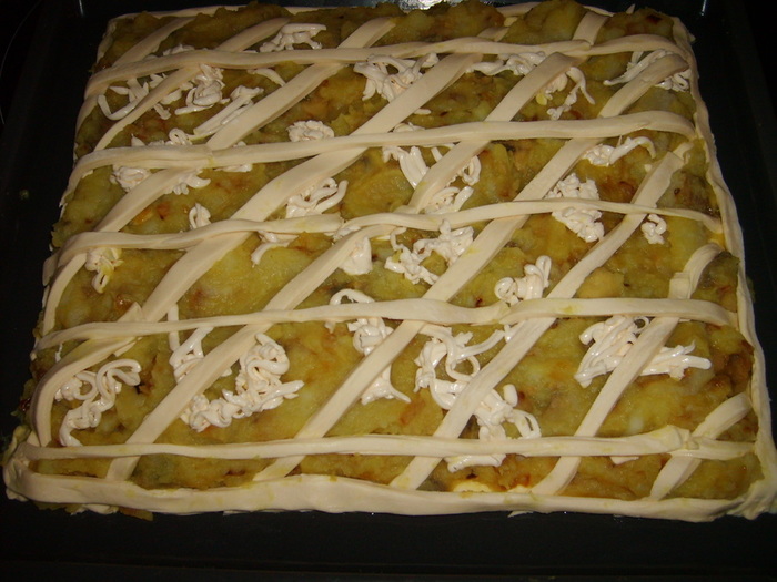 Пирог из слоеного теста с курицей и картошкой в духовке рецепт с фото пошагово