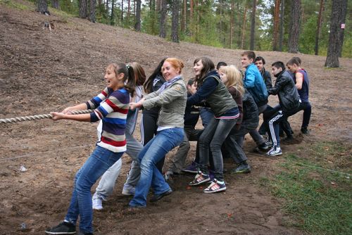 Перетягивание каната на природе