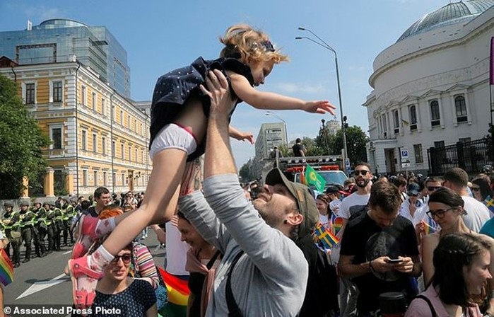 Как в центре Киева проходил гей парад