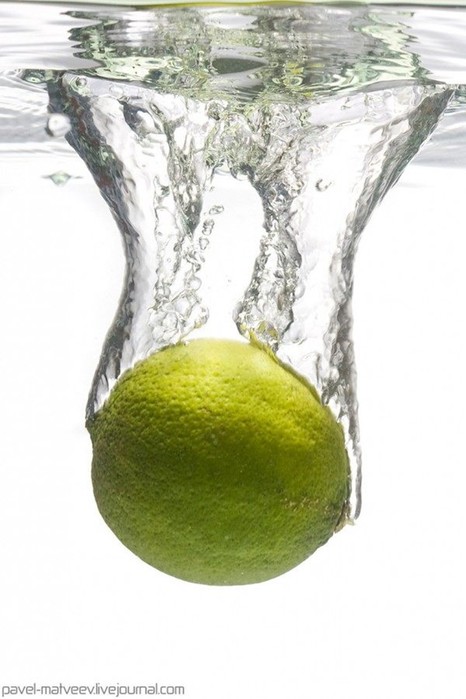 Вода и фрукты — динамичные фотографии