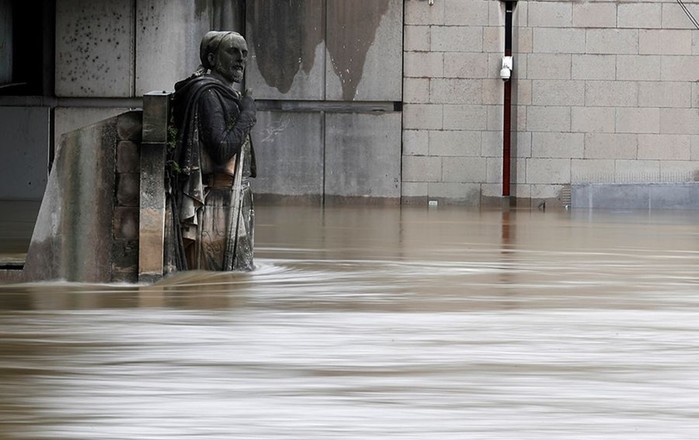 В Париже закрыли Лувр из за потопа: 35 000 музейных экспонатов эвакуировано