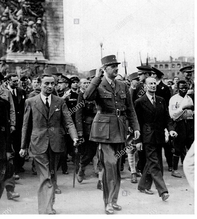 1944-liberation-of-paris-to-the-left-of-de-gaulle-is-georges-bidault-D98HW9 (392x436, 81Kb)