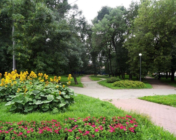 5685413_photo_252258516_jpgBolshi_sad_Konstantinovskogo_ychilisha__Sad_Marshala_Govorova (700x559, 373Kb)
