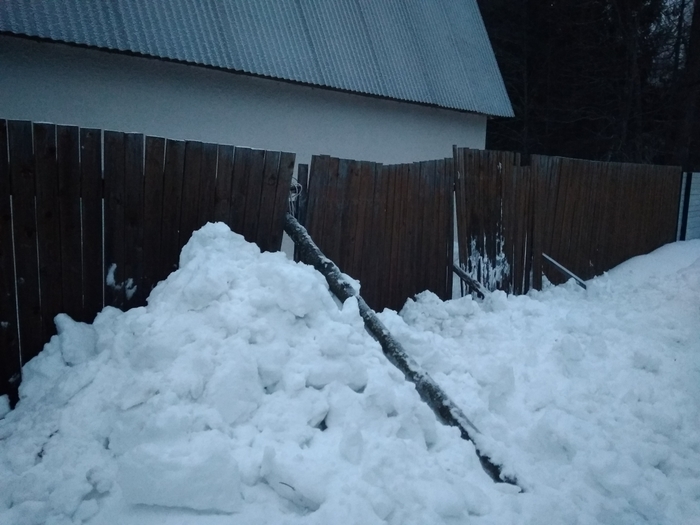 Сосед кидает снег. Защита забора от снега с крыши. Усиленный забор от снега. Забор от снега с крыши соседей. Ограждение на крыше от схода снега.