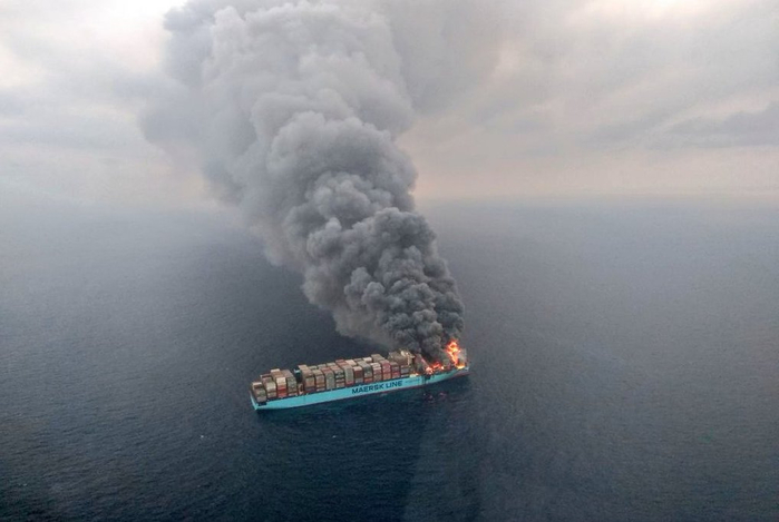 Maersk-Honam-Fire (700x469, 187Kb)
