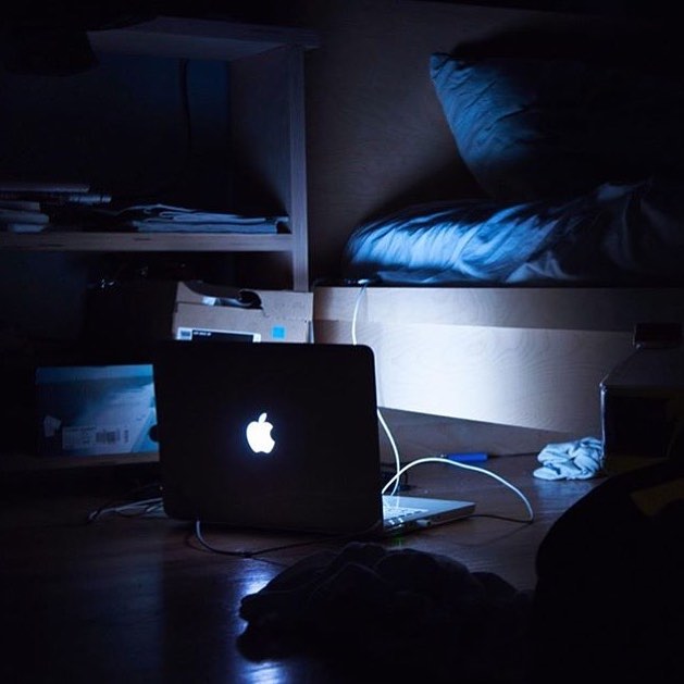 Ночью включается телефон. Тёмная комната с компьютером. Ночью за компьютером. Ноутбук в темноте. Ноутбук в темной комнате.