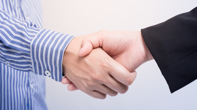 closeup-of-people-shaking-hands-business-shaking-hands_7182-288 (626x352, 106Kb)