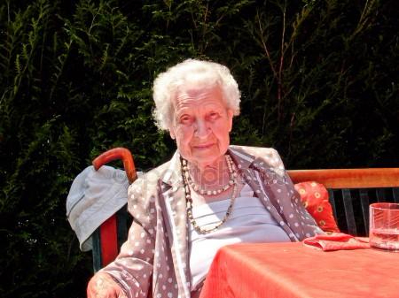 depositphotos_5669664-stock-photo-portrait-of-old-elegant-lady (450x337, 140Kb)