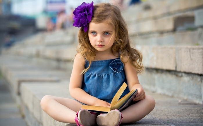 3801119_People___Children_The_girl_with_a_book_043037_ (700x437, 190Kb)