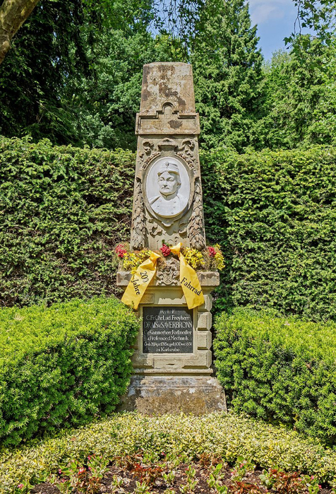 Karl_von_Drais_tomb_Karlsruhe_01 (476x700, 635Kb)