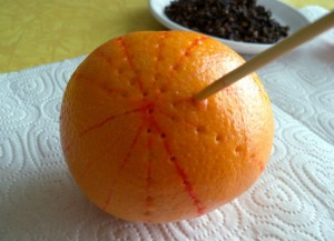 Украшаем стол - благоухающие новогодние апельсины (3) (300x217, 56Kb)
