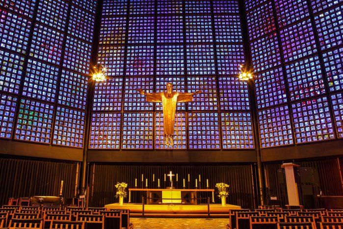 deutschland-berlin-der-innenraum-der-evangelischen-kaiser-wilhelm-gedacc88chtniskirche-in-berlin-deutschland-wird-von-20-000-glasfenstern-in-ein-faszinierendes-blaues-licht-getaucht-ariy-s-1200x800 (900x666, 132Kb)