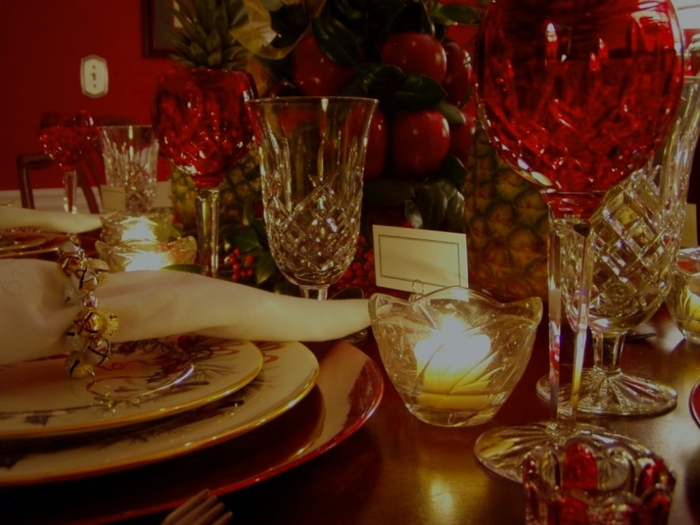 exciting-classic-colonial-style-christmas-party-table-decorations-featuring-crystal-glass-tableware-and-christmas-apple-tree-as-endearing-photographs-915x686 (700x525, 239Kb)
