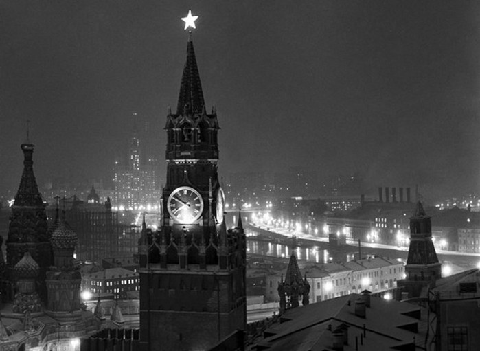 Как в Кремле поменяли орлов на звезды: символы на башнях Москвы