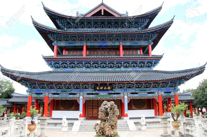 14782297-Big-old-buddhist-temple-inb-Mu-residence-in-Lijiang-China-Stock-Photo   (700x466, 90Kb)