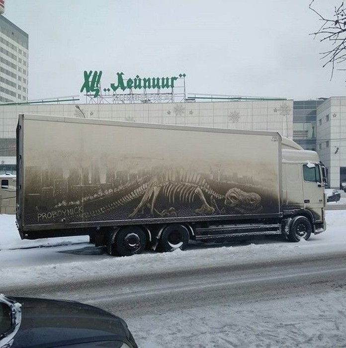 Художник превращает грязные грузовики в картины