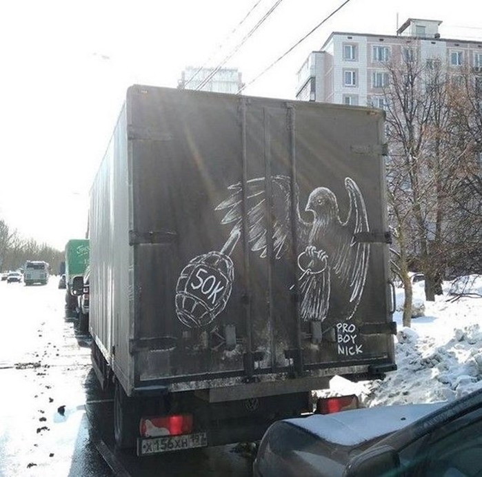 Художник превращает грязные грузовики в картины