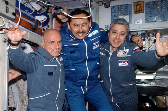 Soyuz_TM-32_Taxi_crewmembers (700x462, 370Kb)