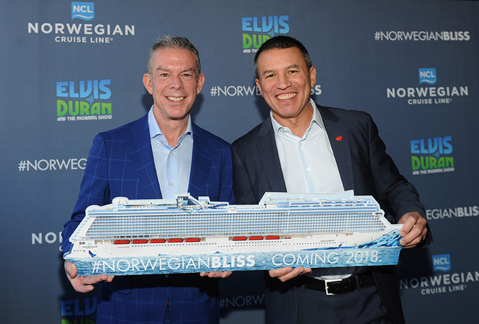 Elvis Duran with NCL CEO Andy Stuart (700x474, 357Kb)