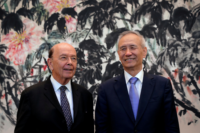 u-s-commerce-secretary-wilbur-ross-left-chats-chinese-vice-premier-liu-he-during-photograph (700x466, 370Kb)