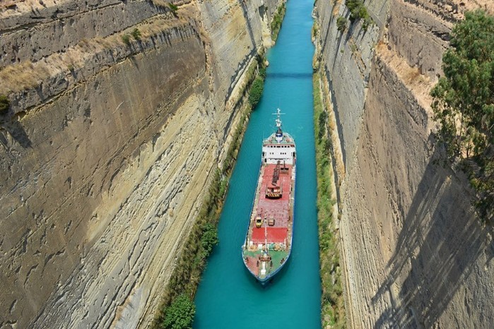 Самый узкий судоходный канал в мире: Коринфский канал для кораблей