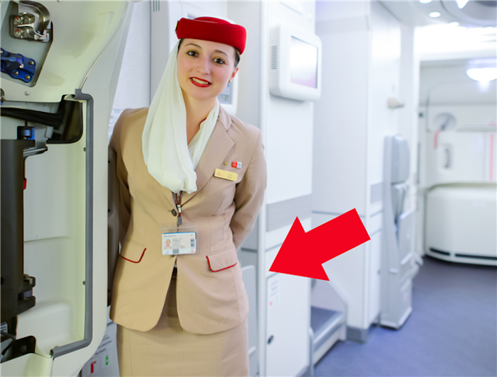 Почему стюардессы прячут руки за спину: всё ради вашей безопасности!
