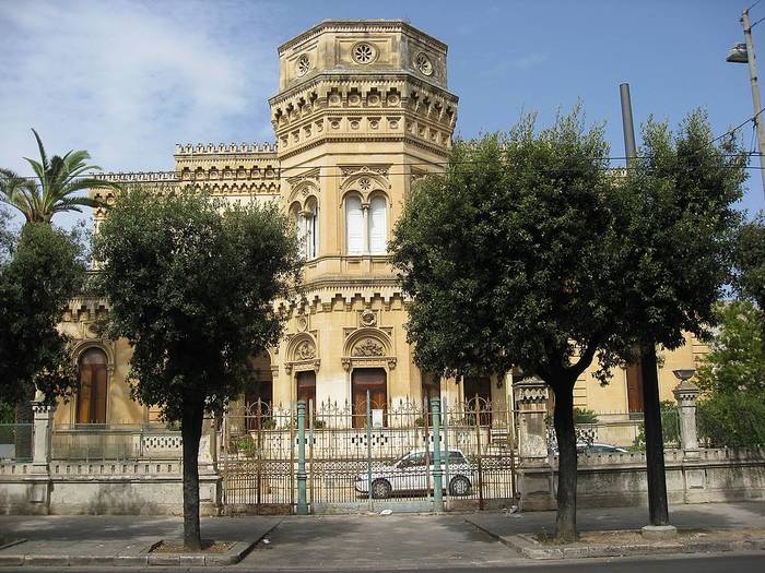 Lecce-palace-building (900x725, 88Kb)