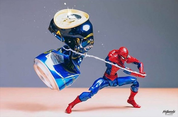 Японский фотограф оживляет фигурки супергероев