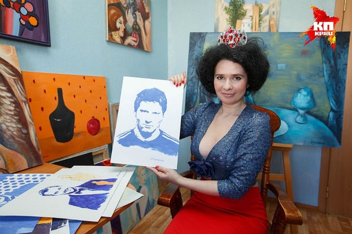 Художница из Петербурга показала, как рисовала грудью портреты знаменитостей