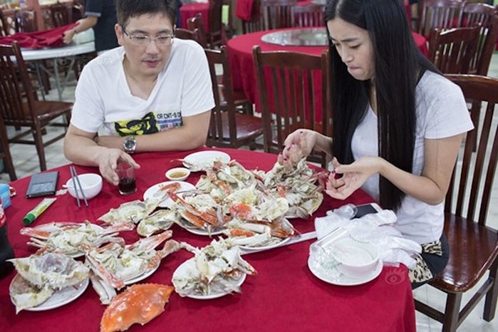 Красивые китаянки в ресторанах осваивают новую экзотическую профессию