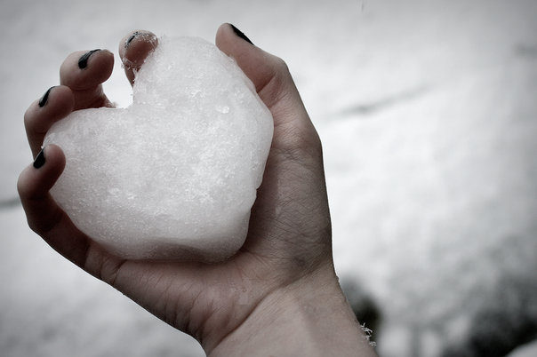 black-cold-frozen-hand-heart-hold-Favim.com-81457 (604x402, 74Kb)