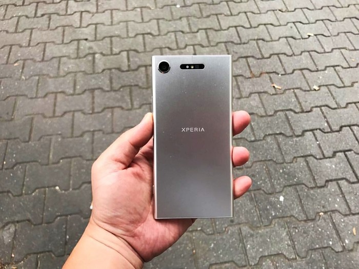 Ремонт xperia москва. Смартфон сони 3+ с отпечатком пальца на задней крышке.