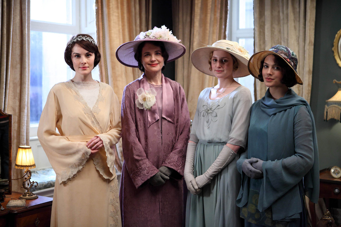 Downtown-Abbey_Michelle-Dockery-Laura-Carmichael-Elizabeth-McGovern_Serie-TV_foto-11 (700x466, 367Kb)