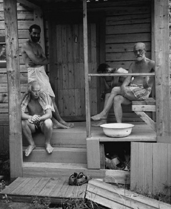 Зигмунд Фрейд и Карл Юнг отдыхают с друзьями после бани, 1907. (574x700, 158Kb)