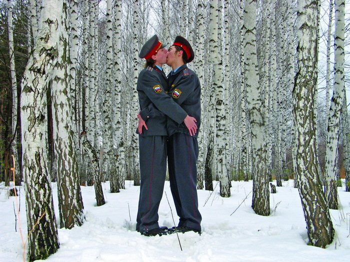 Kissing_Russian_policemen (700x525, 222Kb)