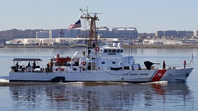 The cutter Cushing under way on the Potomac, 2015 (643x361, 183Kb)