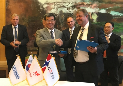 Oct. 1, 2018  Ka Sam-hyun,  Hyundai Heavy, shakes hands with Trygve Seglem of KNOT,  Norway (500x352, 187Kb)