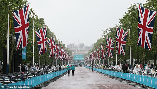 AFjg1dQZA831f669e30704da4fd-3637171-Flags_flying_for_Her_Majesty-a-8_1465735322215 (634x358, 274Kb)